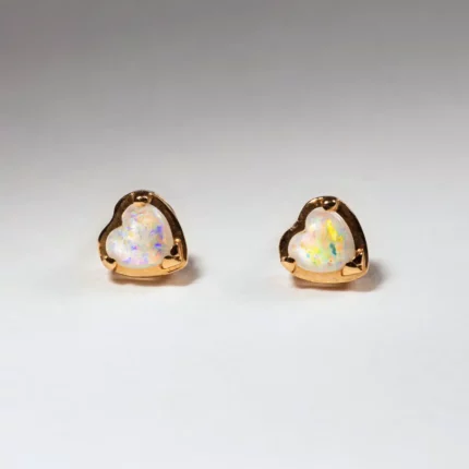 Puce d’oreilles cœur en or et opale irisée