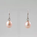 Boucles d’oreilles argentées avec perles roses pendantes