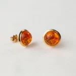 Paire de boucles d’oreilles en or et ambre