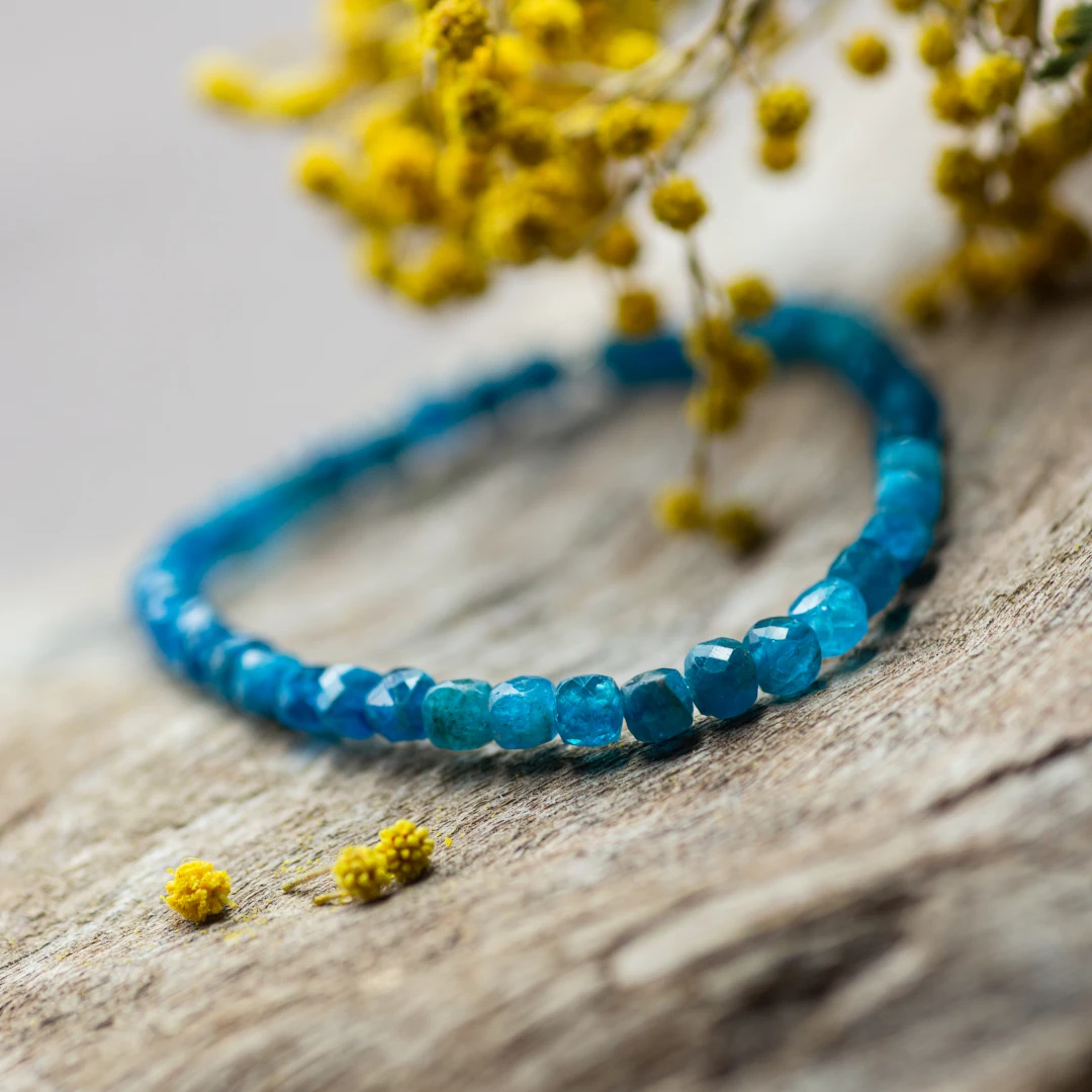 bracelet apatite bleue facettée 4mm bracelet apatite bleue facettée 4mm