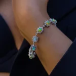 Collier en opales serties de diamants sur décolleté