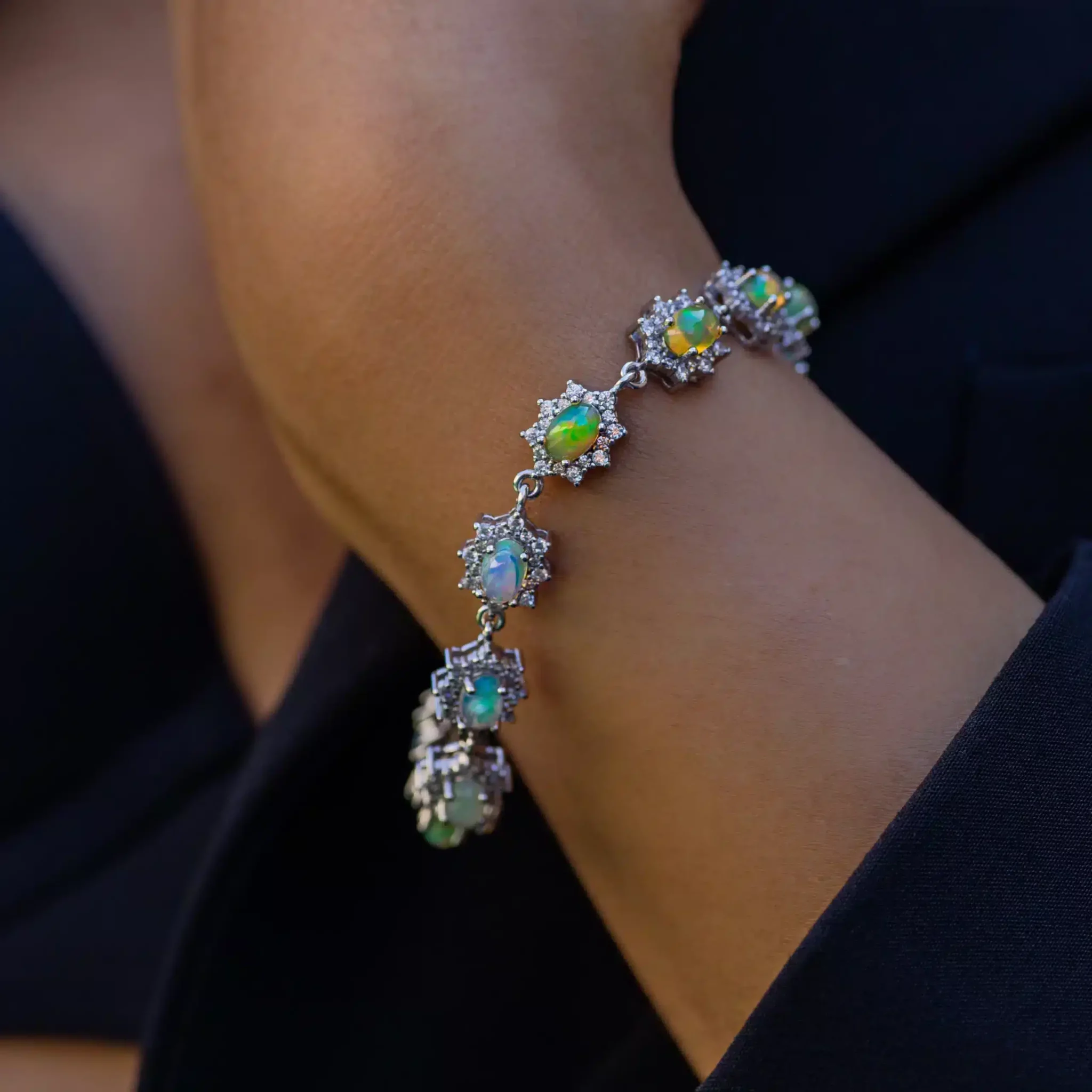 bracelet-opale-ethiopie2-scaled-1.webp Collier en opales serties de diamants sur décolleté