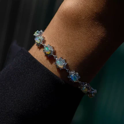 Bracelet en opales serties de diamants sur un poignet
