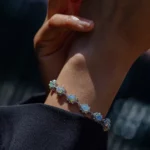 Bracelet en opales et diamants porté au poignet