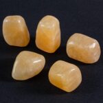 calcite jaune pierre roulee 1 scaled 1.jpg