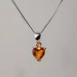 Collier argenté avec pendentif cœur orange facetté