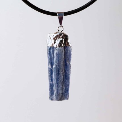 collier cyanite artisanat 1 scaled 1.jpg