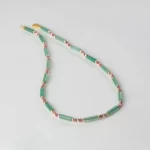 Collier de perles vertes, roses et dorées