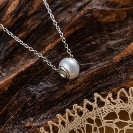 Collier en argent avec pendentif perle blanche sur bois