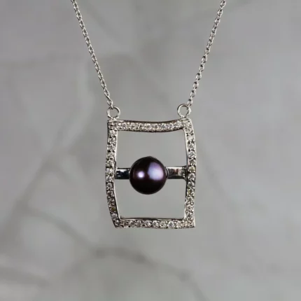 Collier argenté avec pendentif carré serti et perle noire