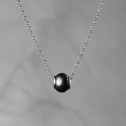 Collier argenté avec pendentif ovale noir