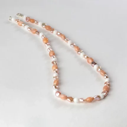 Collier de perles roses, blanches et pêche