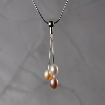 Collier argenté avec pendentif de trois perles colorées