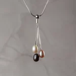 Collier argenté à pendentif de perles multicolores