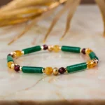 Bracelet de perles vertes, jaunes et bordeaux dorées