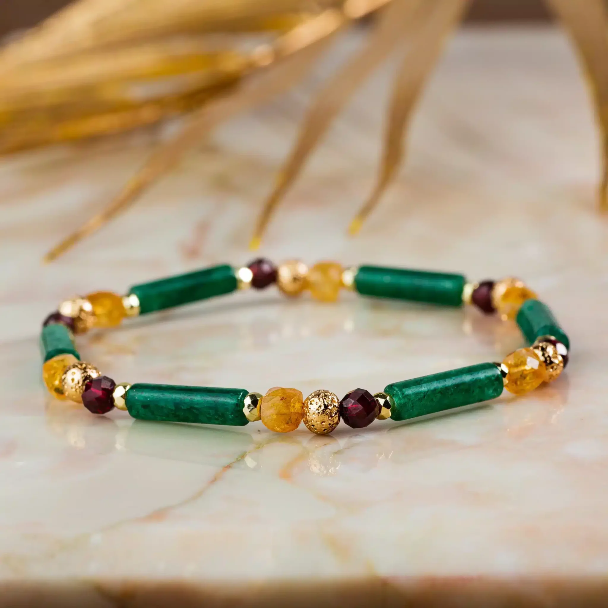 jade-citrine-grenat-bracelet-Elsa-scaled-1.webp Bracelet de perles vertes, jaunes et bordeaux dorées