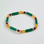 Bracelet à perles vertes, rouges, jaunes et dorées