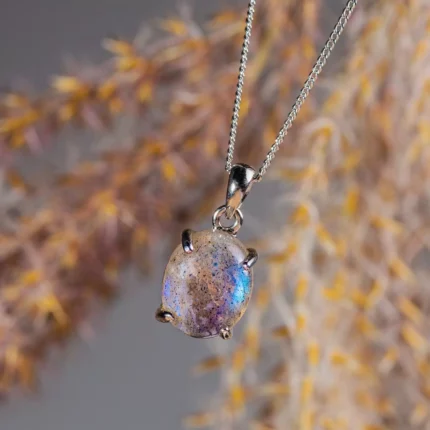 Pendentif en pierre irisée sur chaîne argentée
