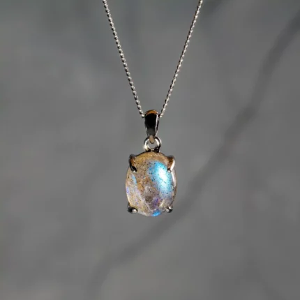 Pendentif argenté avec pierre irisée bleue sur chaîne