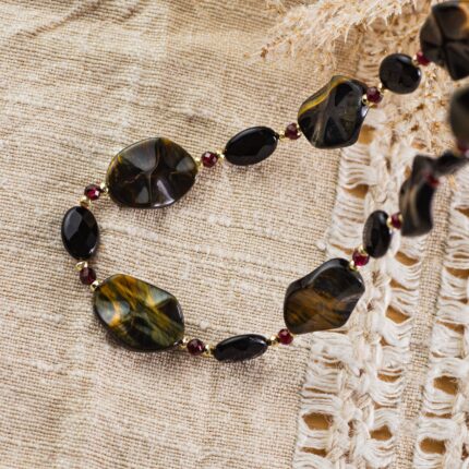 collier oeil de faucon, onyx & grenat astrid