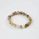 Bracelet élastique en perles multicolores sur fond blanc