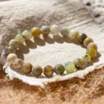 Bracelet de perles multicolores sur tissu naturel