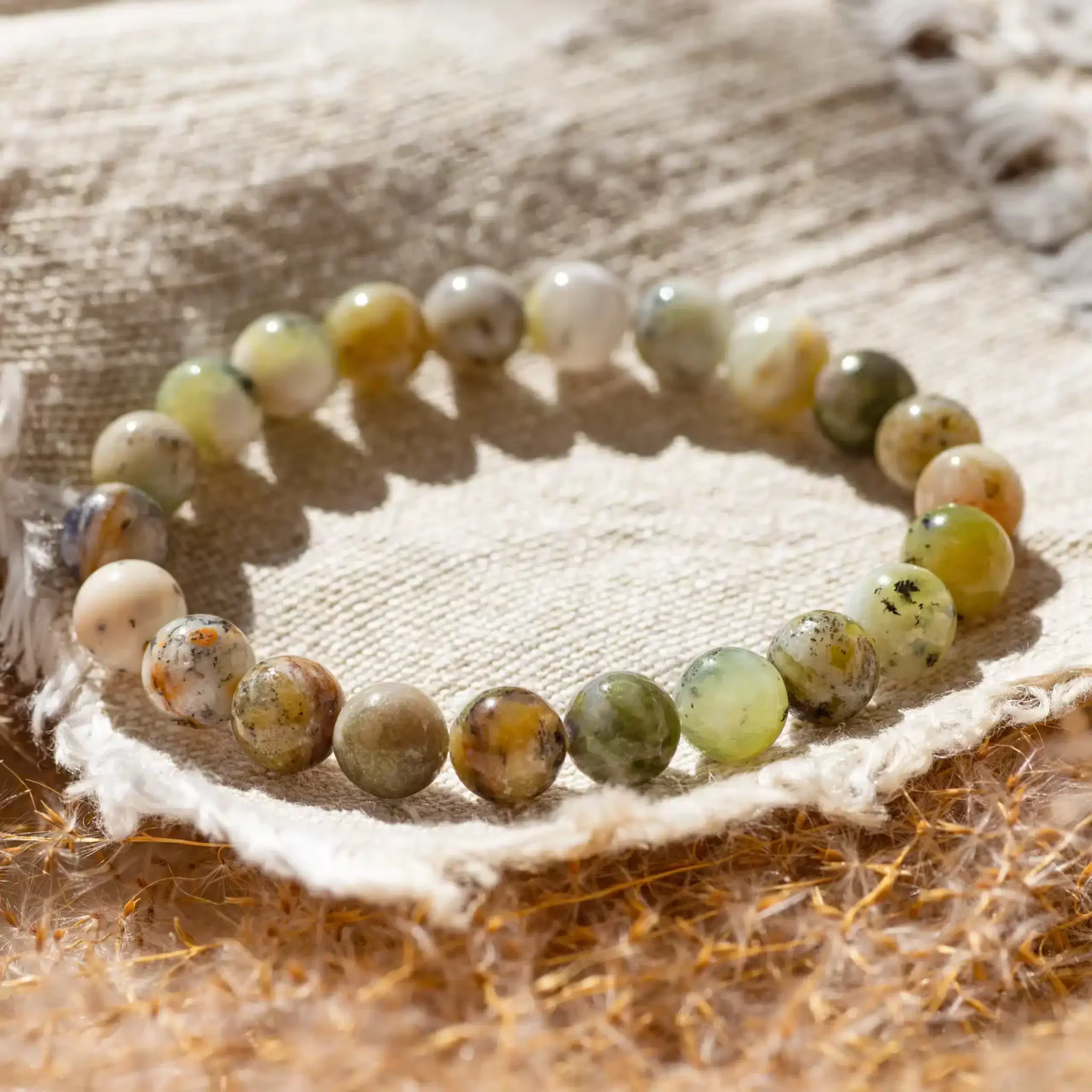 opale-verte-8mm2-scaled-1.webp Bracelet de perles multicolores sur tissu naturel