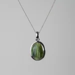 Pendentif ovale vert serti d’argent sur chaîne fine