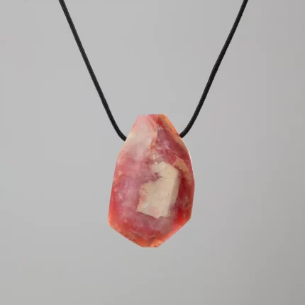 Pendentif en résine rouge translucide sur cordon noir