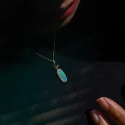 Pendentif en opale irisée sur chaîne dorée