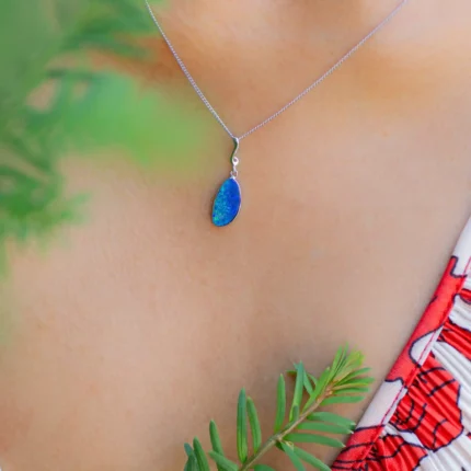 Collier argenté avec pendentif ovale bleu irisé