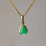 Pendentif doré avec pierre verte en forme de goutte