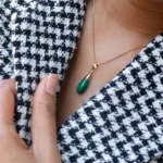 Pendentif vert en forme de goutte sur chaîne dorée