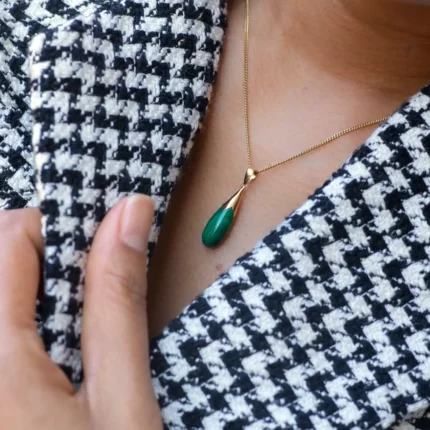 Pendentif vert en forme de goutte sur chaîne dorée