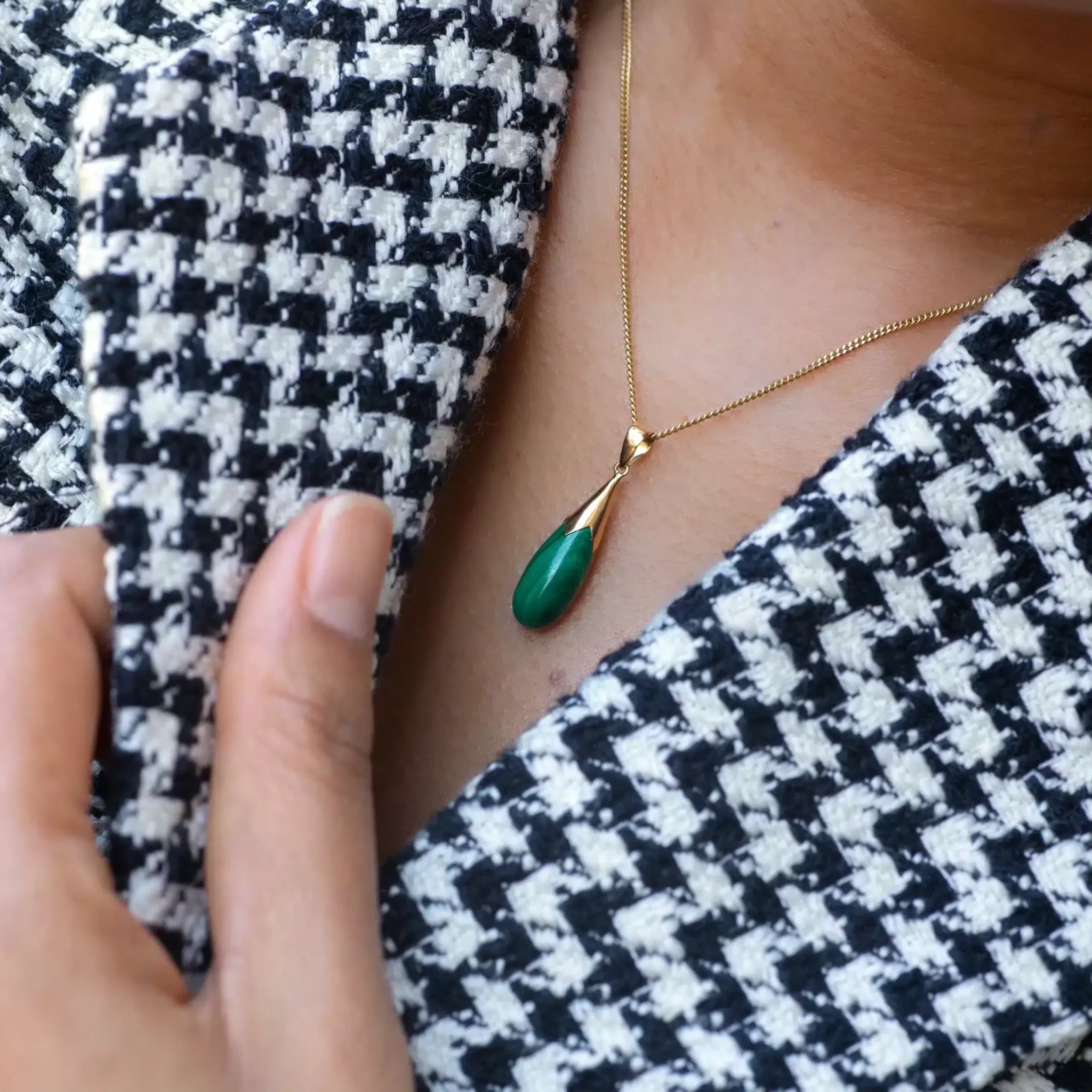 pendentif-or-malachite-Vera2-scaled-1.webp Pendentif vert en forme de goutte sur chaîne dorée