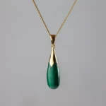 Collier doré avec pendentif en malachite verte