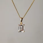 Collier en or avec pendentif rectangulaire en pierre transparente