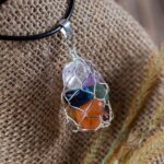 pendentif pierres multicolores balluchon
