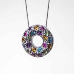 pierres multicolores pendentif donut2 1 scaled 1.jpg