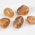 quartz hematoide pierre roulee 1 scaled 1.jpg