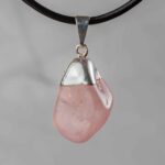 quartz rose pendentif artisanat2 1 scaled 1.jpg