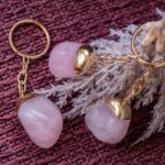 quartz rose porte cles dore2 1 scaled 1.jpg