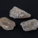 quartz rutile pierre brute 1 scaled 1.jpg