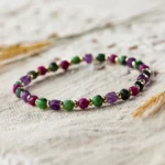 Bracelet de perles facettées vertes, violettes et roses dorées