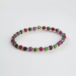 Bracelet de perles vertes, violettes et roses avec détails dorés