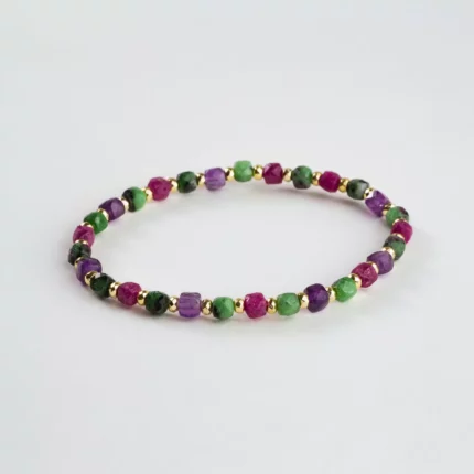 Bracelet de perles vertes, violettes et roses avec détails dorés