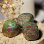 rubis zoisite pierre roulee1.webp