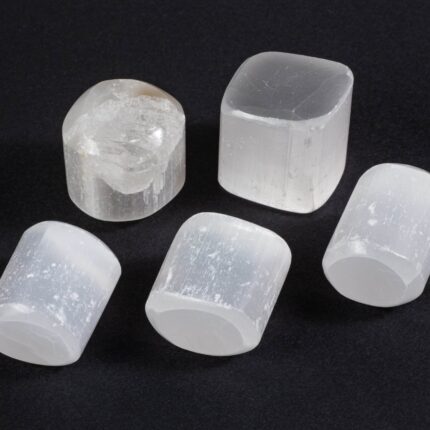 selenite pierre roulee 1 scaled 1.jpg