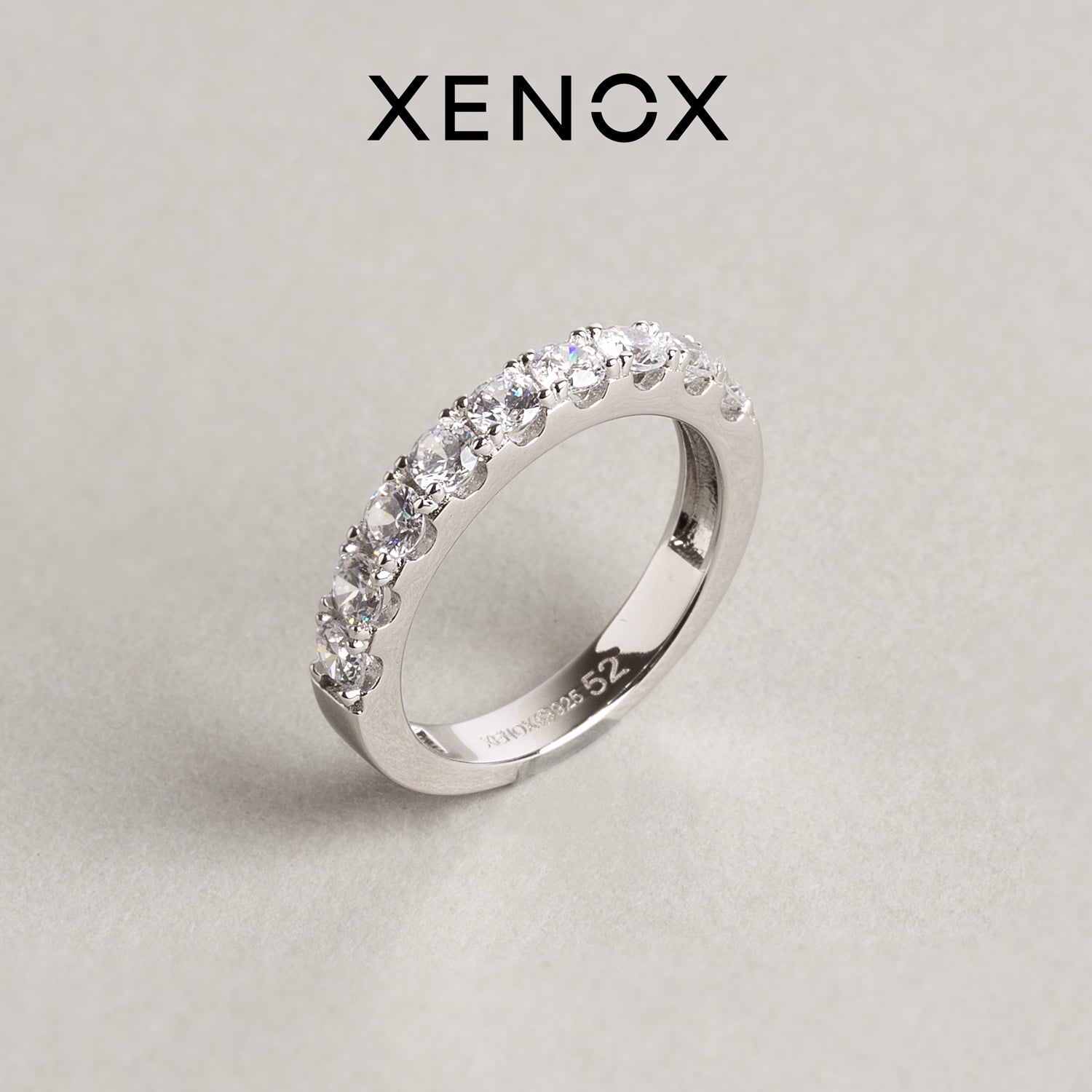 Bague XENOX argentée sertie de pierres blanches