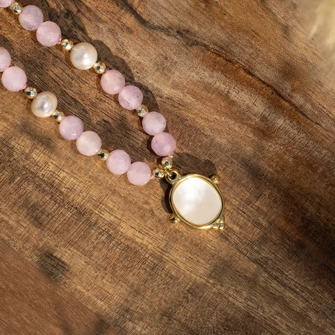 collier-kunzite-perle-1.webp Collier en Kunzite & Perles – AVRIL – Image 1